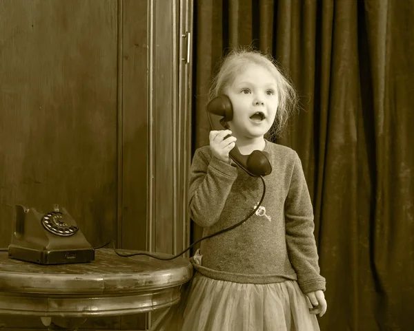 Pigerne ringer på den gamle telefon . - Stock-foto