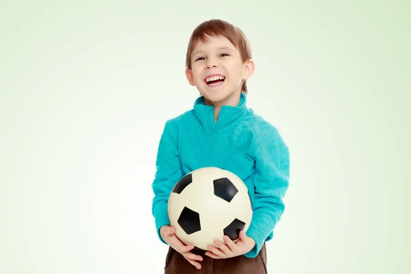 Menino segura bola de futebol . — Fotografia de Stock