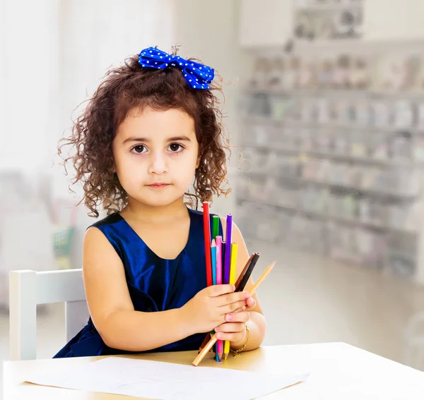 Petite fille dessine à la table avec des crayons — Photo