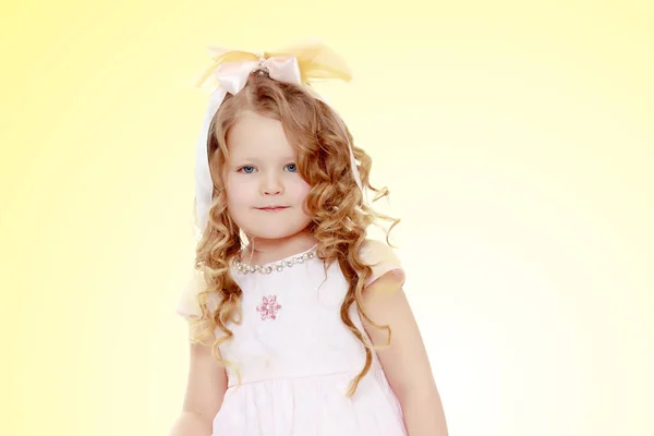 Menina com cabelo encaracolado . — Fotografia de Stock