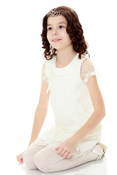 Κοπέλα με λευκό φόρεμα κάθεται στα γόνατά μου. — Φωτογραφία Αρχείου