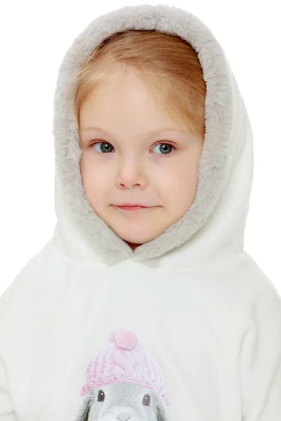 Kleines Mädchen im weißen Kleid mit Kapuze. — Stockfoto