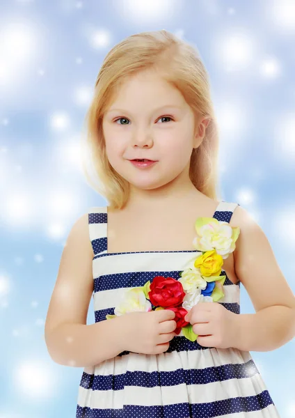 Niña con un vestido a rayas . —  Fotos de Stock