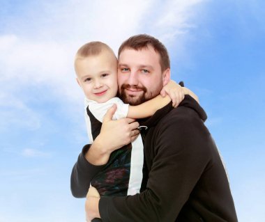 Baba ve oğul kucaklama.