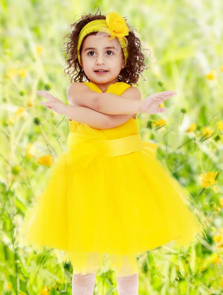 Niña haciendo gestos con las manos —  Fotos de Stock