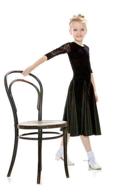 老维也纳椅边构成的细长小舞蹈家. — 图库照片