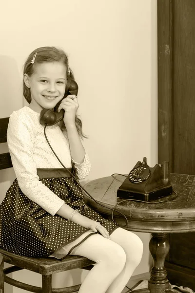 Chica hablando por teléfono viejo . — Foto de Stock