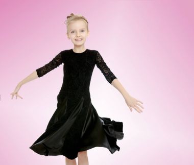 Siyah elbiseli güzel küçük dansçı.