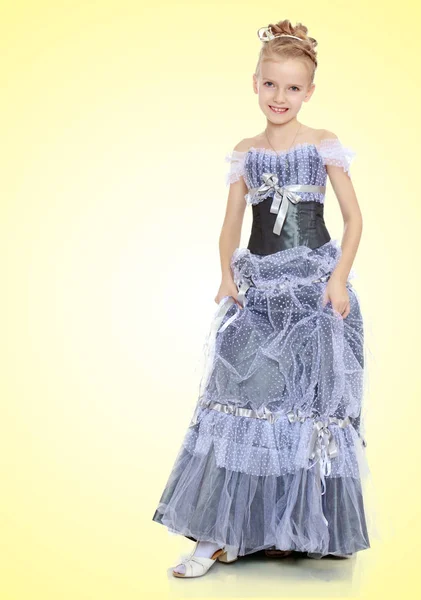 Menina bonita em vestido de princesa . — Fotografia de Stock