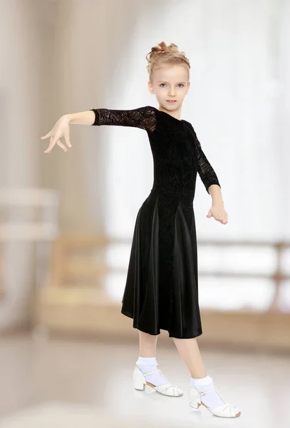 Siyah elbiseli güzel küçük dansçı. — Stok fotoğraf