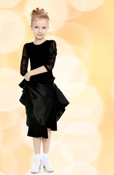 Bela dançarina em um vestido preto . — Fotografia de Stock