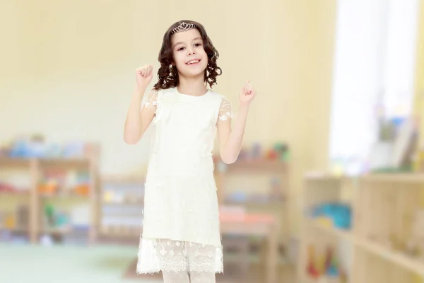 Hermosa niña en un vestido blanco . —  Fotos de Stock