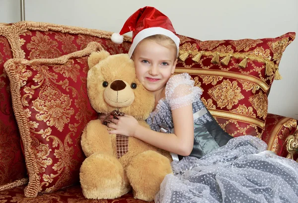 Yeni yıl arifesinde bir oyuncak ayı ile küçük Prenses. — Stok fotoğraf
