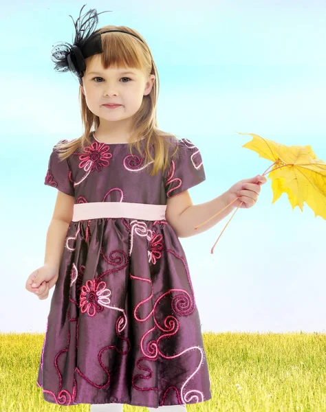 Girl holding a maple leaf — Stock Photo, Image