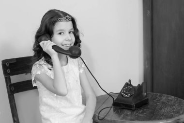 Eski telefon zil kızlar.