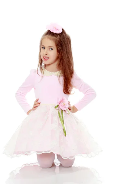 Elegante meisje in een roze jurk. — Stockfoto