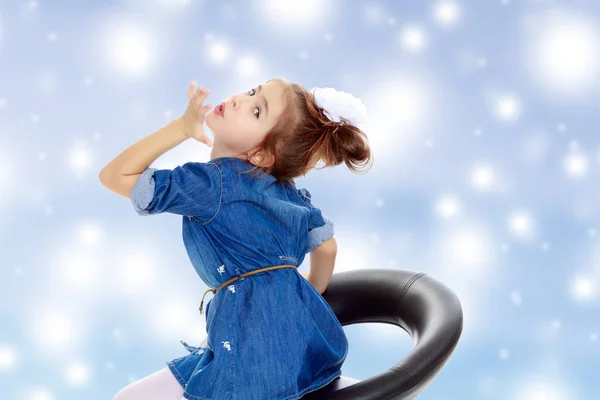Het kleine meisje in de blauwe jurk. — Stockfoto