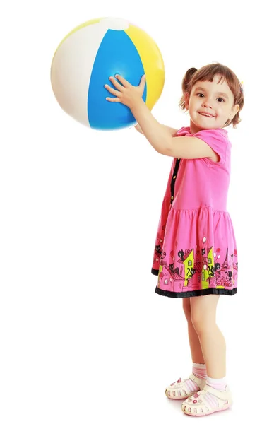 Het meisje met de bal zijwaarts gedraaid — Stockfoto