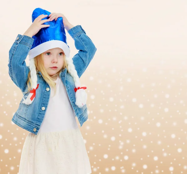 작은 소녀 모자 산타 클로스. — 스톡 사진