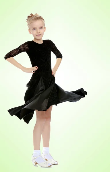 Hermosa bailarina en un vestido negro . — Foto de Stock