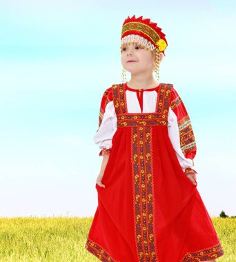Rus ulusal kostümlü kız..