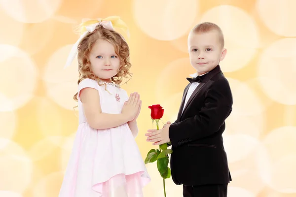 这个男孩给了女孩一朵花. — 图库照片