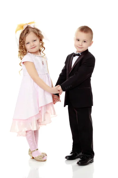 Niño y niña tomados de la mano — Foto de Stock