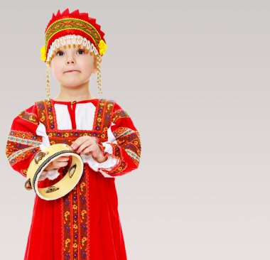 Rus ulusal kostümlü kız..