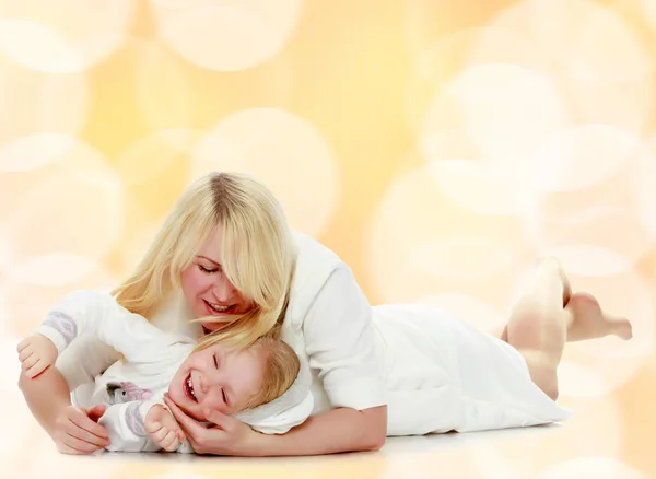 Madre e hija pequeña abrazándose . — Foto de Stock