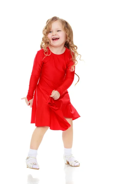 Χορός σε ένα φωτεινό κόκκινο φόρεμα κορίτσι. — Φωτογραφία Αρχείου