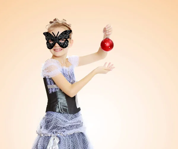 Küçük kızı prenses karnaval maskesi. — Stok fotoğraf