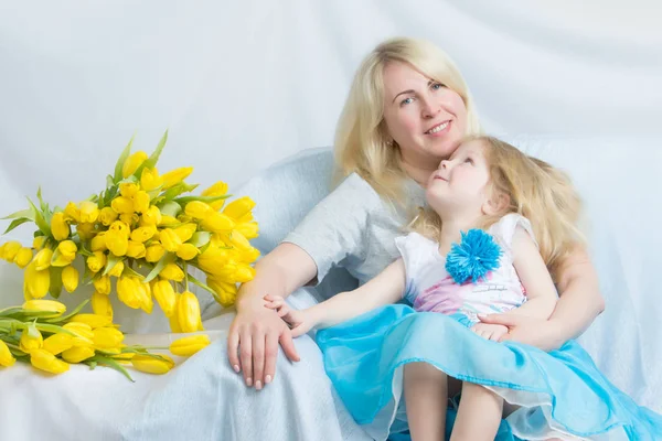 Sarı laleler kesin mutlu anne ve kızı hakkında