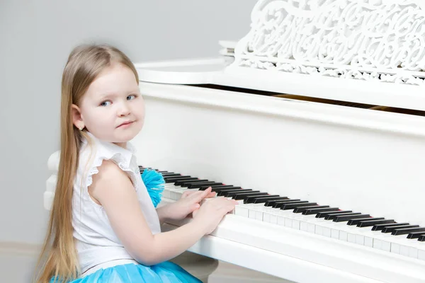 Menina toca piano . — Fotografia de Stock