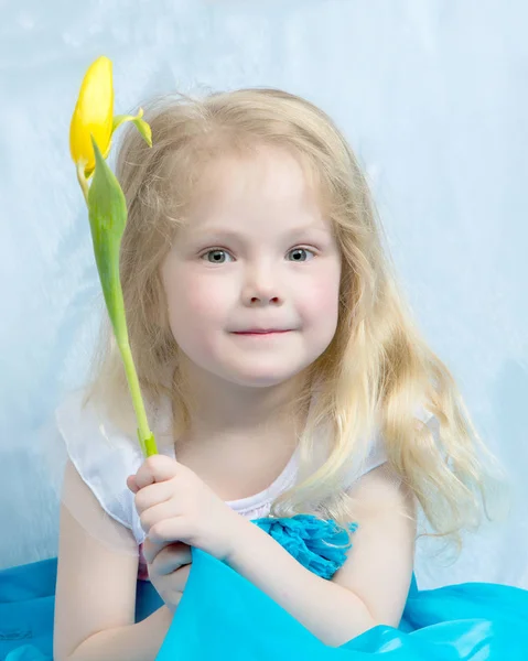 Küçük kız sarı çiçek. — Stok fotoğraf