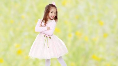 Pembe elbiseli zarif küçük kız.