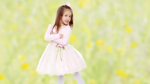 Elegante bambina in un abito rosa . — Foto Stock