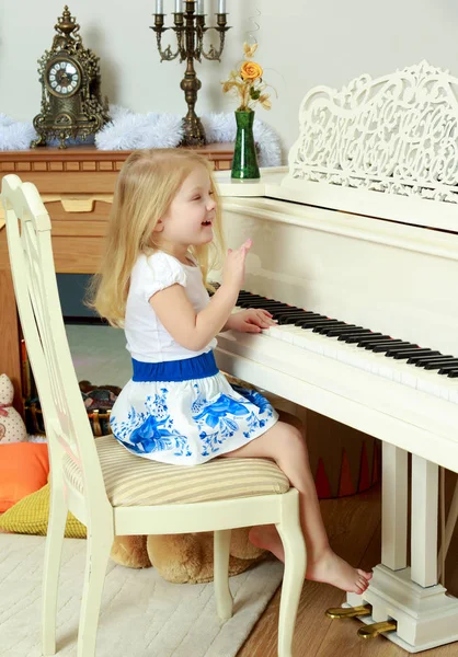 小女孩正在弹钢琴. — 图库照片