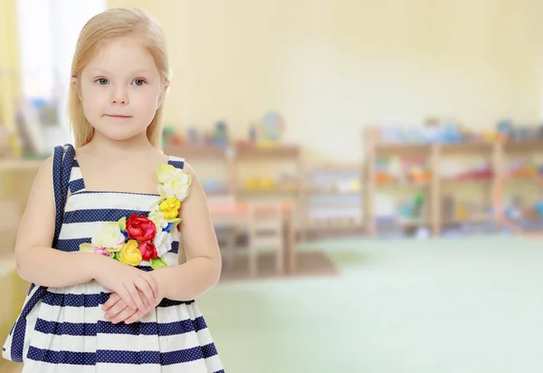 Маленька дівчинка в смугастій сукні . — стокове фото