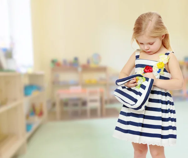 Маленькая девочка в полосатом платье . — стоковое фото