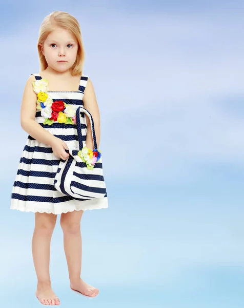 Niña con un vestido a rayas . —  Fotos de Stock