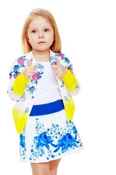 Bambina in abito estivo con ornamento russo . — Foto Stock