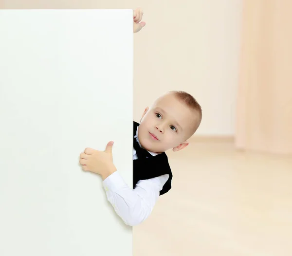 Boy vykukuje ven zpoza banner — Stock fotografie