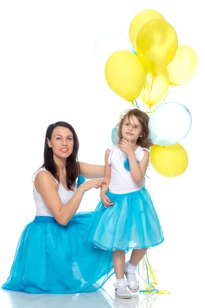 妈妈和女儿与五颜六色的气球. — 图库照片