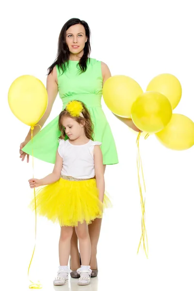 Anne ve kızı renkli balonlar ile. — Stok fotoğraf