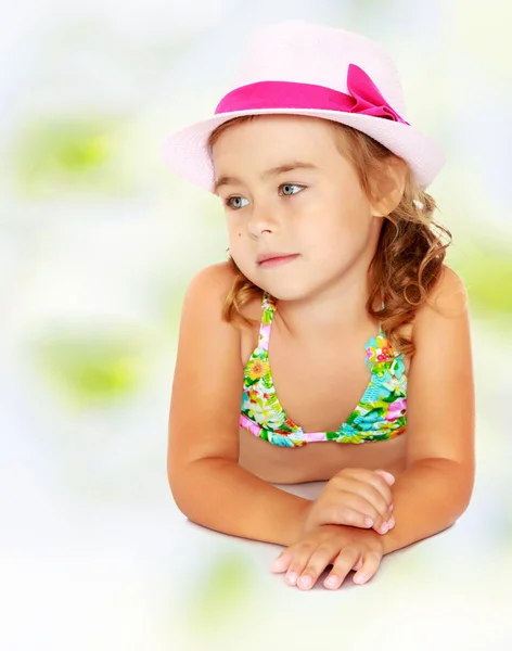 Bambina in costume da bagno e cappello . — Foto Stock