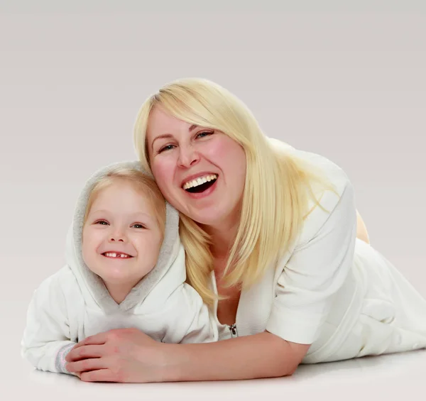 Mutter und kleine Tochter umarmen sich. — Stockfoto