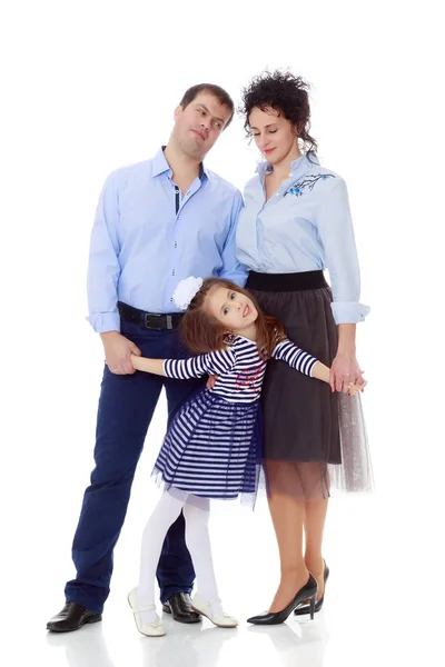 Lyckliga föräldrar med en liten dotter. — Stockfoto