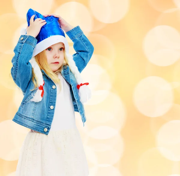 작은 소녀 모자 산타 클로스. — 스톡 사진