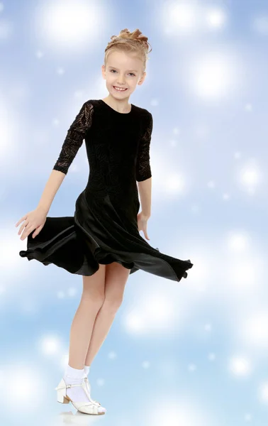 黒のドレスで美しいリトル ダンサー. — ストック写真