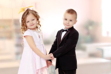 Kız ve erkek el ele tutuşuyorlar.